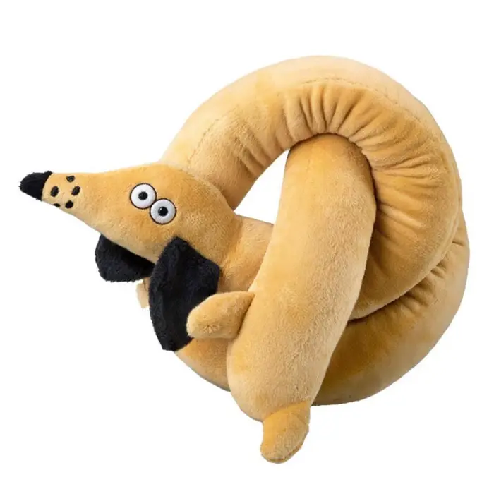 Peluche chien saucisse allongée avec couineur pour jeu interactif et soulagement de l'ennui, concept