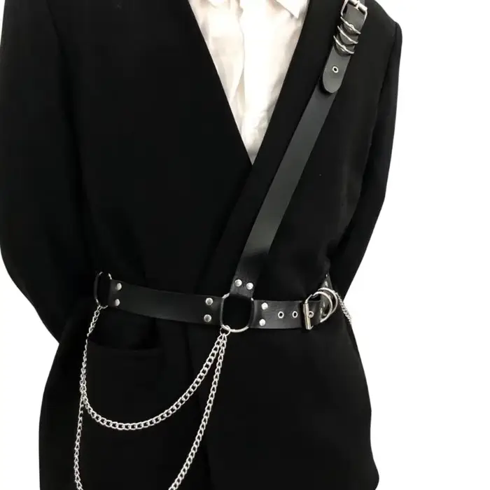 Harnais à taille 39BB avec sangles noires d'aspect PU quincaillerie en métal pour des looks mode pho