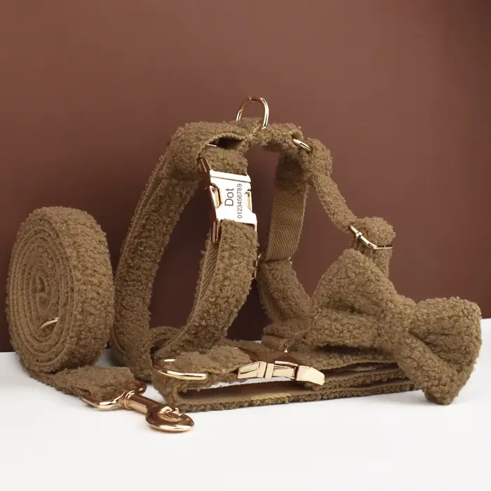 Collier pour chien en peau d'agneau tricoté à la main